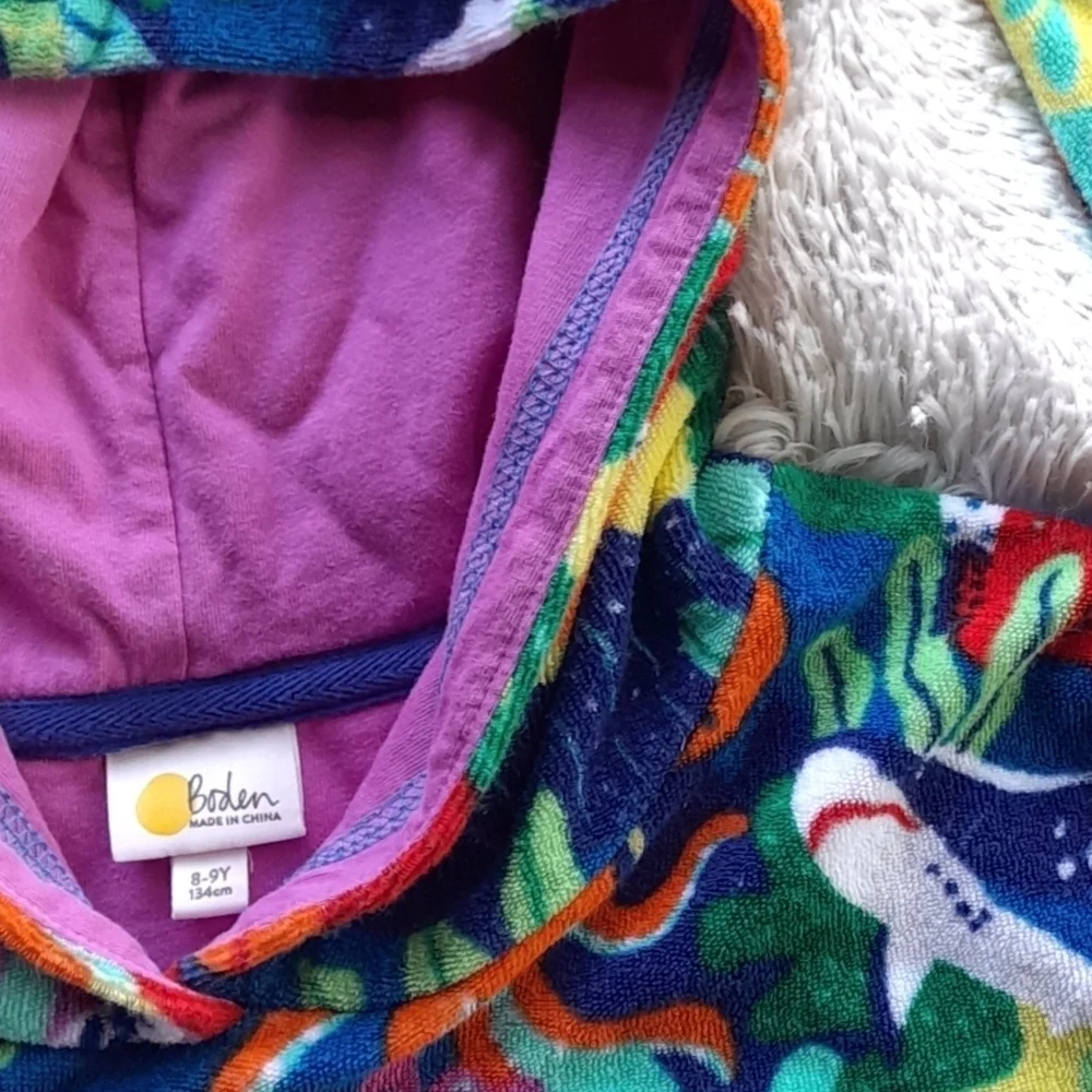 SOLD🔶️🔶️🔶️🔶️kid's Boden colorful fish print 1 pocket hooded towel size 8-9Y - Picture 3 of 5